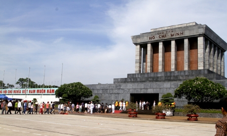 Overseas Vietnamese Youth visit the Ho Chi Minh Mausoleum